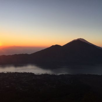 Spectaculaire zonsopkomst op Mount Batur na een lange klim